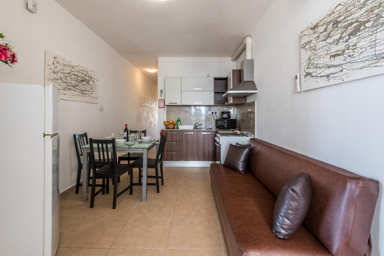 סיינט פול ביי Seashells 2 Bedroom Apartment With Sunny Terrace With Stunning Sea Views - By Getawaysmalta מראה חיצוני תמונה